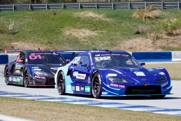 2025 오네 슈퍼레이스 토요타 가주 6000 결선에서 접전을 벌이는 김동은(앞)과 장현진. 사진=전현철 기자.