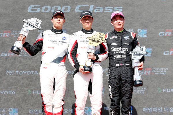2025 오네 슈퍼레이스 토요타 가주 6000 시상식, 왼쪽부터 2위 노동기, 우승 이창욱, 3위 장현진. 사진=전현철 기자.