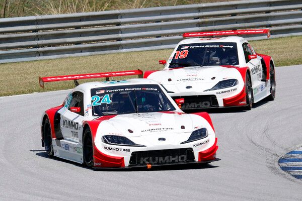 2025 오네 슈퍼레이스 토요타 가주 6000 결선에서 선두로 달리는 이창욱과 그 뒤를 쫓는 노동기. 사진=전현철 기자.