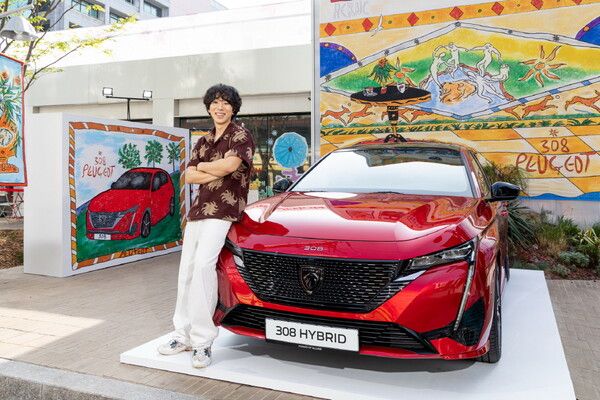 푸조 308 스마트 하이브리드와 아티스트 헤르시. 사진=푸조