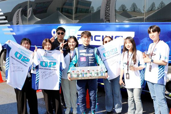 대한자동차경주협회(KARA) 공인 100경기 기념 피규어를 들고 박새롬님 이하 팬들과 함께 기념촬영하는 김동은(왼쪽). 사진=전현철 기자