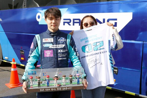대한자동차경주협회(KARA) 공인 100경기를 맞이한 김동은에게 기념 피규어를 선물한 박새롬님(오른쪽)과 함께 기념촬영하는 김동은(왼쪽). 사진=전현철 기자