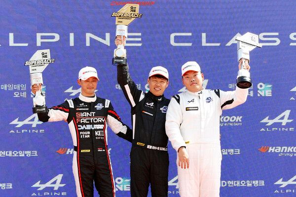 2025 오네 슈퍼레이스 개막전 알핀 클래스 시상식, 왼쪽부터 2위 홍찬호, 우승 송기영, 3위 김정수. 사진=전현철 기자.