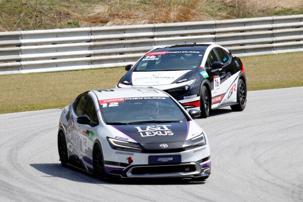 2025 오네 슈퍼레이스 개막전 프리우스 PHEV에서 접전을 벌이는 이율(앞)과 천용민. 사진=전현철 기자.