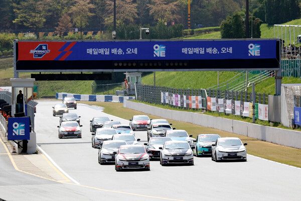 2025 오네 슈퍼레이스 개막전 프리우스 PHEV 결선 스타트. 사진=전현철 기자.