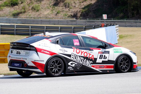 2025 오네 슈퍼레이스 개막전 프리우스 PHEV에서 선두로 달리는 송형진. 사진=전현철 기자