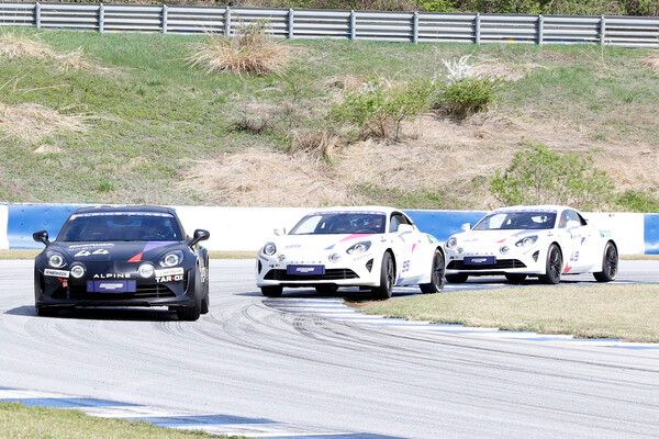 2025 오네 슈퍼레이스 개막전 알핀 클래스에서 접전을 벌이는 홍찬호, 김정수, 변수민(앞쪽부터). 사진=전현철 기자