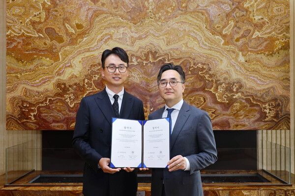 한성자동차가 조선 팰리스와 MOU를 체결했다)한성자동차 김마르코 대표(왼쪽)와 조선 팰리스 이정욱 총지배인). 사진=한성자동차