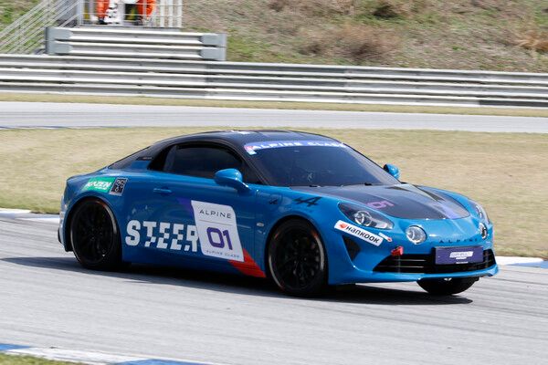 2025 오네 슈퍼레이스 개막전 알핀 클래스에서 선두로 달리는 송기영. 사진=전현철 기자