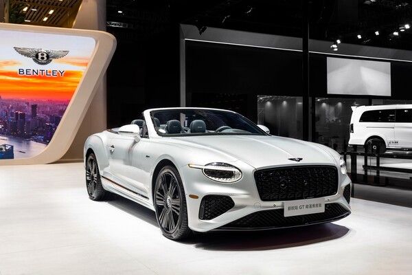 벤틀리 더 뉴 컨티넨탈 GTC 아주르.