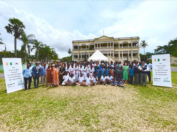 기아가 그린라이트 프로젝트를 통해 아프리카 코트디부아르에 지역 청년들을 위한 IT 교육센터를 열었다. 사진=기아