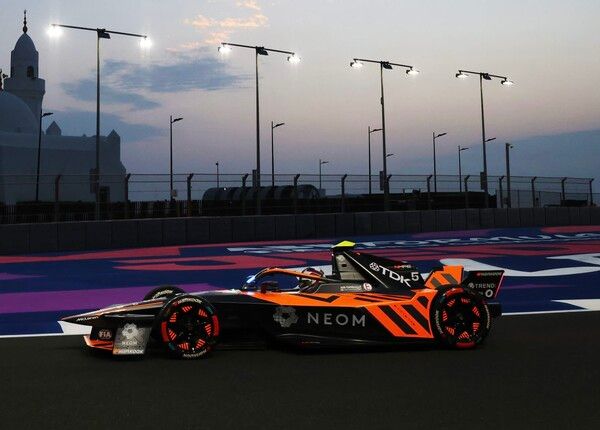 2024-25 제다 E 프리에서 주행하고 있는 맥라렌 포뮬러 E 머신. 사진=맥라렌.