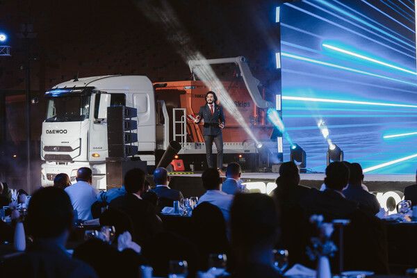 타타대우모빌리티가 최근 아랍에미리트(UAE) 두바이 엑스포시티의 커넥트 컨퍼런스 센터에서 ‘막시무스’ 및 ‘더쎈’을 소개했다. 사진=타타대우모빌리티