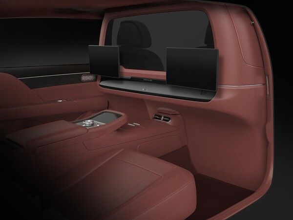 리무진 브랜드 ‘노블클라쎄’가 의전차 1열과 2열 사이에 음성보안과 프라이버시를 강화하는 ‘프라이빗 파티션’ 장착 서비스를 시작했다. 사진=노블클라쎄