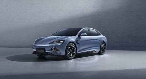 BYD코리아가 3일 일산 킨텍스 제 1 전시장에서 열린 2025 서울모빌리티쇼 미디어데이에서 BYD 승용 브랜드의 두 번째 모델인 ‘BYD 씰’을 공개하고 사전 예약을 실시한다. 사진=BYD코리아