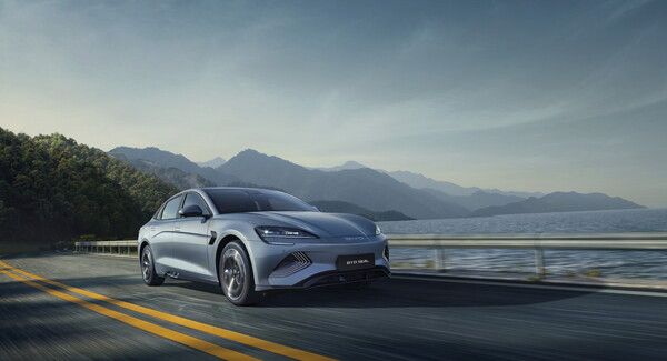 BYD코리아가 3일 일산 킨텍스 제 1 전시장에서 열린 2025 서울모빌리티쇼 미디어데이에서 BYD 승용 브랜드의 두 번째 모델인 ‘BYD 씰’을 공개하고 사전 예약을 실시한다. 사진=BYD코리아