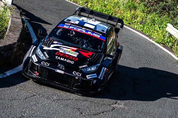 2025 WRC 스페인 이슬라스 카나리아스 랠리에서 질주하는 칼리 로반페라의 토요타 GR 야리스 경주차. 사진=WRC