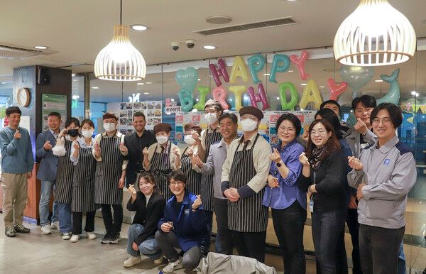 노틀담베이커리 오픈 2주년 축하 이벤트 기념 사진 촬영을 하고 있는 GM 한국사업장 임직원과 노틀담베이커리 직원 및 관계자. 사진=GM 한국사업장