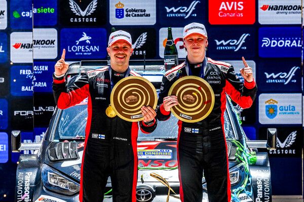 2025 WRC 스페인 이슬라스 카나리아스 랠리에서 우승을 차지하고 코드라이버인 얀 할트넨과 함께 기뻐하는 칼리 로반페라(오른쪽). 사진=WRC