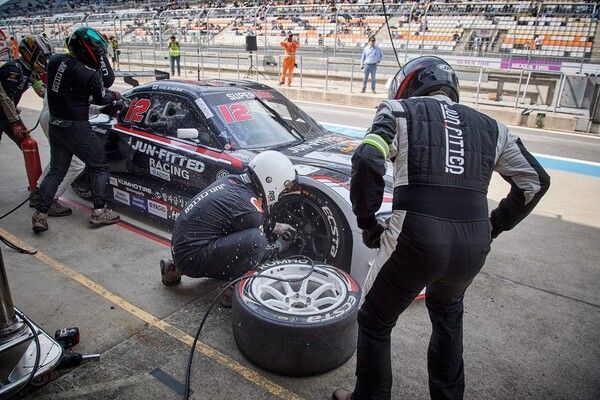 2023 아시아 모터스포츠 카니발에 출천한 준피티드레이싱의 피트 스톱 장면. 사진=슈퍼레이스