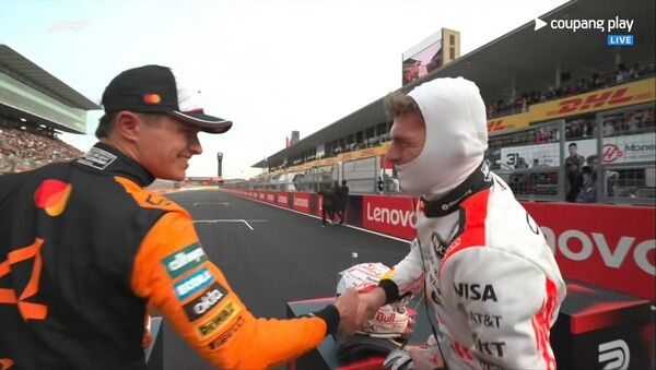 2025 F1 일본 그랑프리 종료에서 폴포지션을 얻어낸 뒤 랜도 노리스의 축하를 받는 맥스 페르스타펜(오른쪽). 사진=쿠팡플레이 생중계 화면