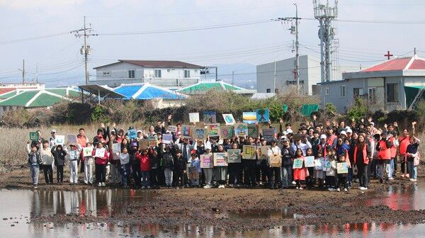 미래세대와 함께 하는 황근군락지 복원행사. 사진=한국관광공사
