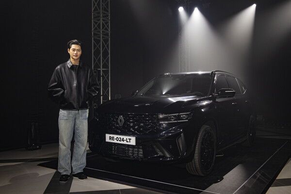 4일 르노 성수에서 개최된 고객 초청 행사에서 공식 앰버서더 오상욱 선수가 그랑 콜레오스 에스프리 알핀 누아르와 기념 사진을 촬영하고 있다. 사진=르노코리아