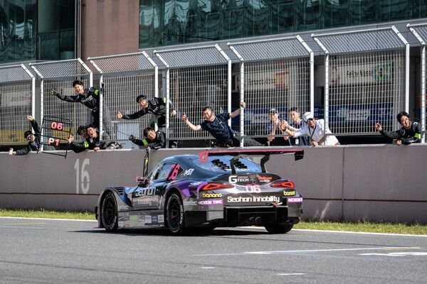 2024 오네 슈퍼레이스 슈퍼6000클래스 제3전에서 1위로 체커기를 받는 장현진을 축하해주는 서한GP팀원들. 사진=이광선 기자.