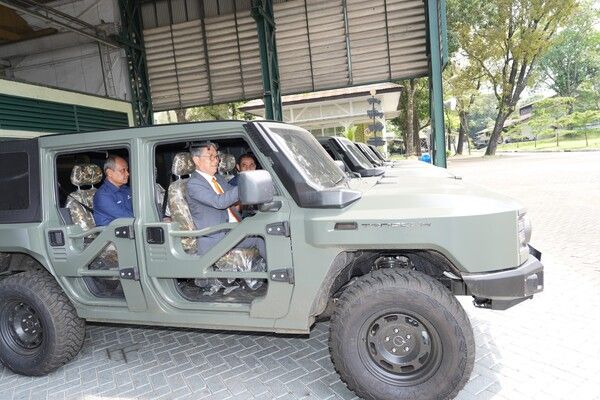 KG 모빌리티가 인도네시아 '핀다드'사와 렉스턴 KD 공급 물량 및 사업 확대를 위한 주요 조건 합의서(HOA)를 체결했다. 사진=KGM