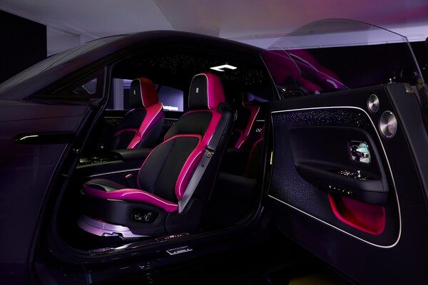 롤스로이스 블랙 배지 스펙터