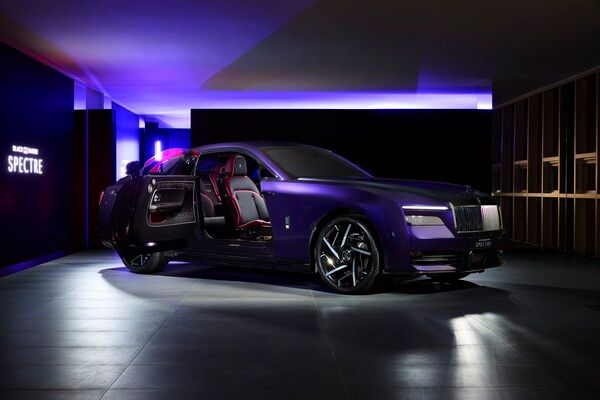 롤스로이스 블랙 배지 스펙터.