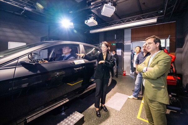 국민대학교 공학관 차 시뮬레이터 실습실에서 체험 중인 르노코리아 협약식 참석단. 사진=르노코리아