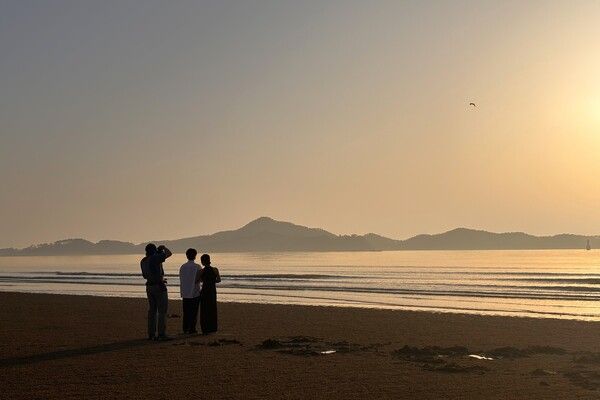 낙조로 유명한 태안해변가의 노을을 바라보며 걷는 슈퍼어싱. 사진=한국관광공사