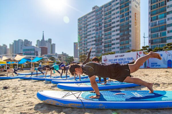 해변에서 진행하는 SUP 요가.사진= 크레이지서퍼스