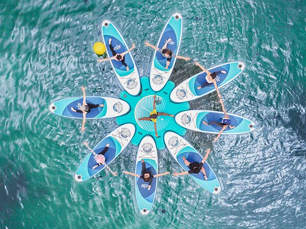 해변에서 진행하는 SUP 요가.사진= 크레이지서퍼스