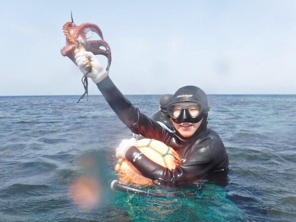 문어를 낚은 관광객. 사진=한국관광공사