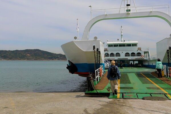 신도선착장으로 들어가는 여객선. 사진=한국관광공사