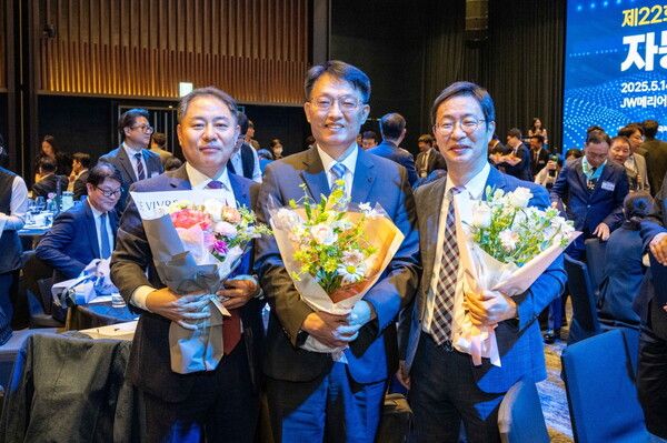‘제22회 자동차의 날’에서 국무총리상을 수상한 르노코리아 생산기술 담당 김수택 디렉터(가운데), 산업통상자원부장관상을 수상한 차량 시험 총괄 김우상 디렉터(좌)와 품질 담당 이주형 디렉터(우). 사진=르노코리아