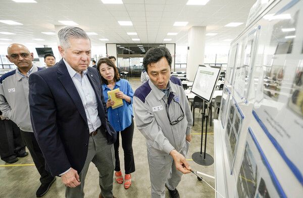 GM 한국사업장 창원공장에서 김영식 GM 한국사업장 창원공장 본부장(우측)으로부터 설명을 듣고 있는 헥터 비자레알사장(좌측에서 두번째)과 아시프 카트리 GM 해외사업부문 생산 총괄 부사장. 사진=GM 한국사업장