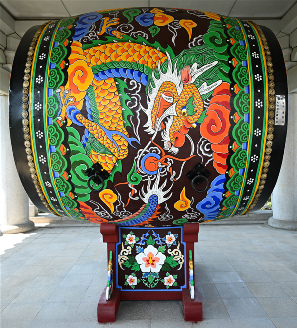 청와대재단이‘용고(龍鼓)’의 복원 작업을 마치고, 춘추관 2층 고각에서 다시 공개한다. 사진=청와대재단