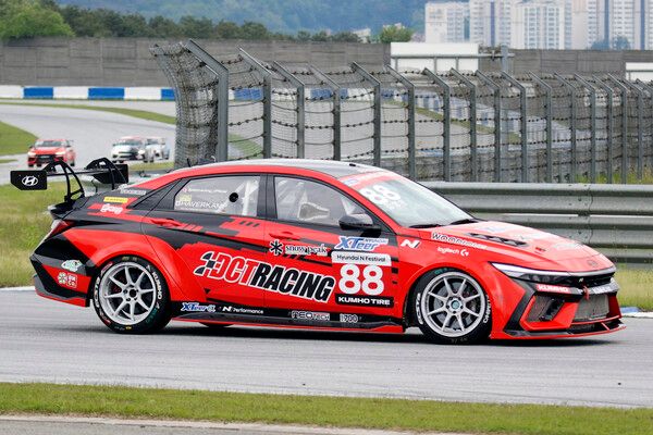 2025 현대 N 페스티벌 개막전 금호 N1 클래스 레이스 1에서 선두로 달리는 김영찬. 사진=전현철 기자.