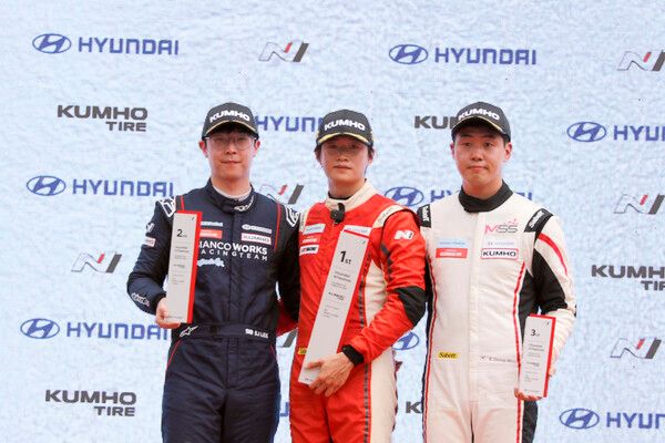 2025 현대 N 페스티벌 개막전 금호 N1 클래스 레이스 1 시상식, 왼쪽부터 2위 이상진, 우승 김영찬, 3위 강동우. 사진=전현철 기자.