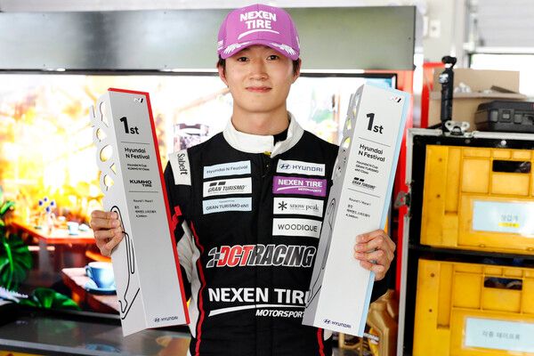 2025 현대 N 페스티벌 개막전 그란 투리스모 eN1 클래스 우승 트로피와 금호 N1 클래스 우승 트로피를 동시에 들고 있는 김영찬. 사진=전현철 기자.