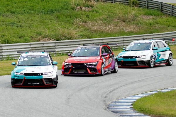 2025 현대 N 페스티벌 개막전 그란 투리스모 eN1 클래스 결선에서 접전을 벌이는 이창욱과 김규민, 노동기(앞쪽부터) 사진=전현철 기자.