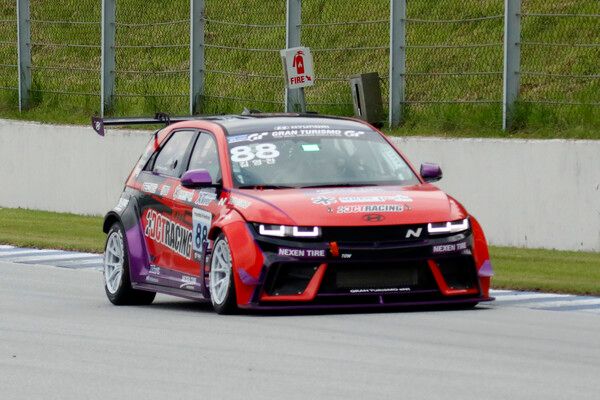 2025 현대 N 페스티벌 개막전 그란 투리스모 eN1 클래스에서 선두로 달리는 김영찬. 사진=전현철 기자.