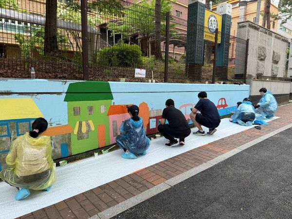 한국앤컴퍼니그룹 임직원이 가족과 함께하는 ‘벽화 그리기’ 봉사활동을 펼쳤다. 사진=한국앤컴퍼니그룹