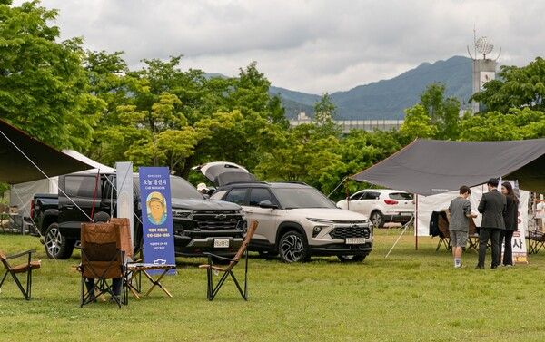 쉐보레가 2025 코베아 캠핑 페스티벌에 콜로라도와 트레일블레이저를 전시했다. 사진=쉐보레