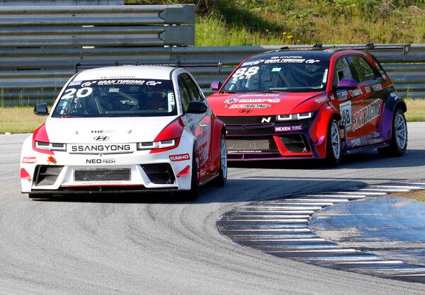 2025 현대 N 페스티벌 개막전 그란 투리스모 eN1컵 레이스 2에서 접전을 벌이는 김진수와 김영찬. 사진=전현철 기자.