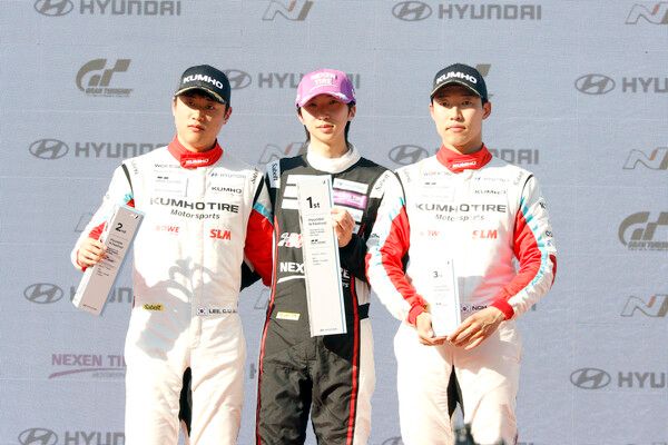 2025 현대 N 페스티벌 개막전 그란 투리스모 eN1컵 레이스 2 시상식, 왼쪽부터 2위 이창욱, 우승 김규민, 3위 노동기. 사진=전현철 기자.