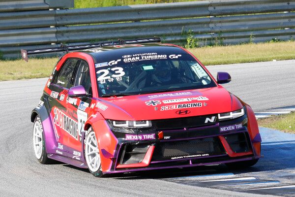 2025 현대 N 페스티벌 개막전 그란 투리스모 eN1컵 레이스 2에서 선두로 달리는 김규민. 사진=전현철 기자.